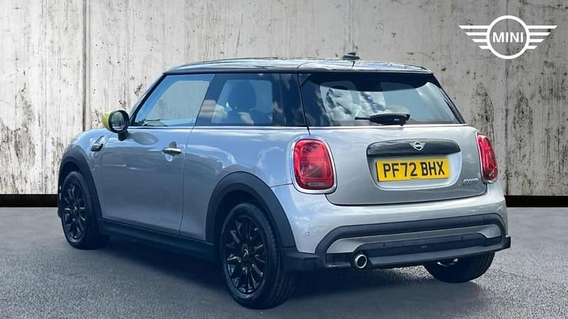 Usado Mini Cooper Classic 134 HP (98 kW) 2022 Prateado Citadino