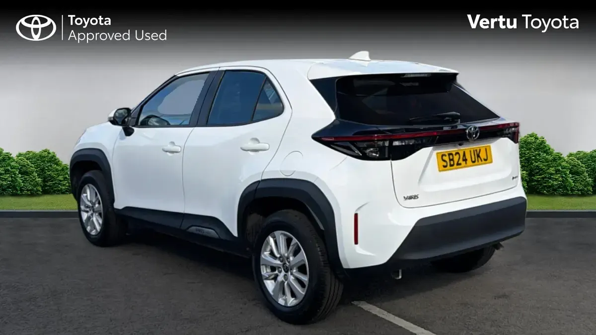 Used Toyota Yaris Hybrid 116 HP (85 kW) 2024 Pure white (solid paint) Estate