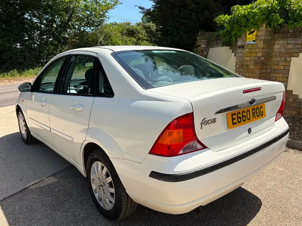 Used Ford Focus Ghia 2002 White Sedan