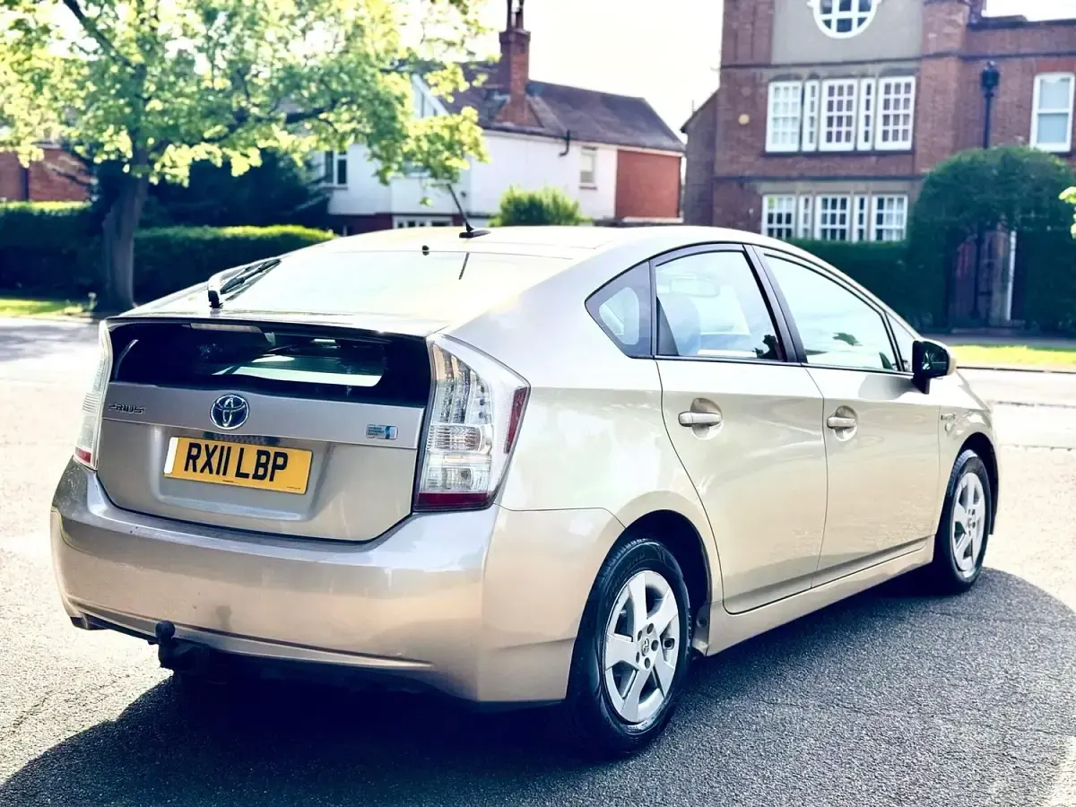 Used Toyota Prius 136 HP (100 kW) 2012 Gold Hatchback
