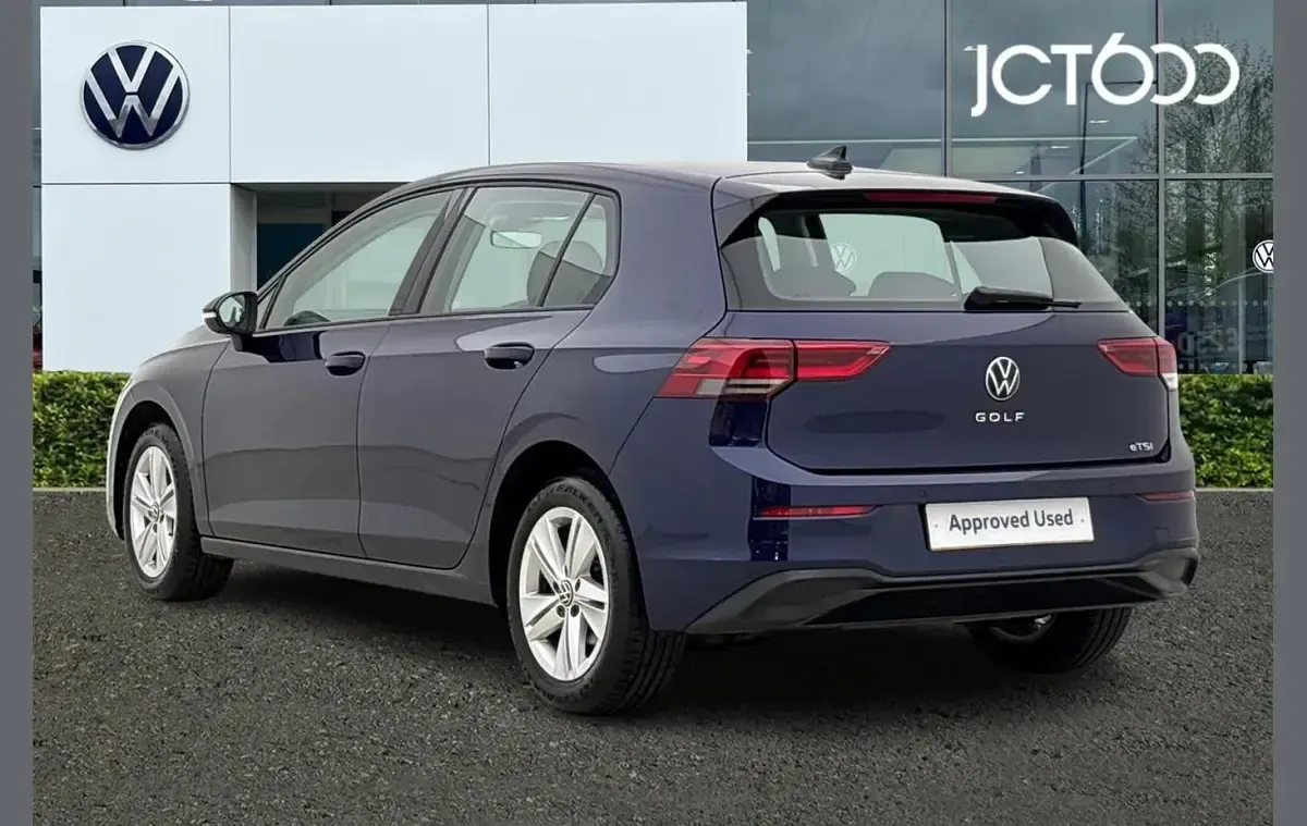 Używany VW Golf VIII Life 147 KM (108 kW) 2023 Niebieski Hatchback