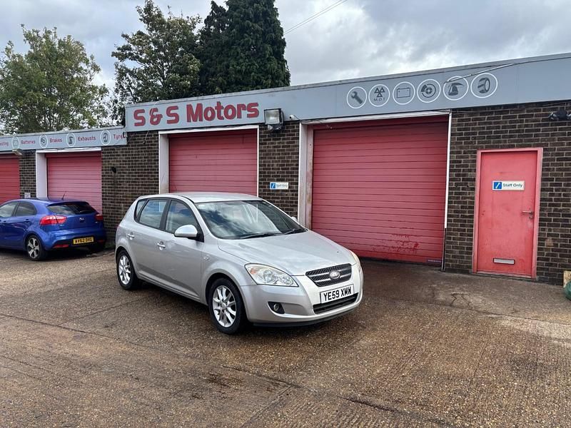 Silver Used 2009 Kia Ceed Hatchback | £1,995 (Expensive) - Image 1/4