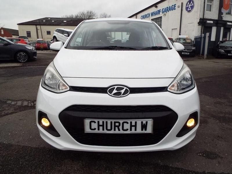 Used Hyundai i10 SE 66 HP (48 kW) 2016 White Hatchback
