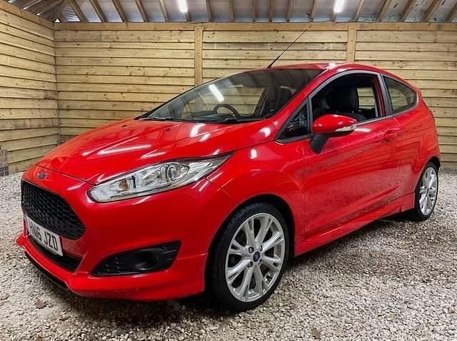 Used Ford Fiesta Zetec 125 HP (91 kW) 2016 Red Hatchback