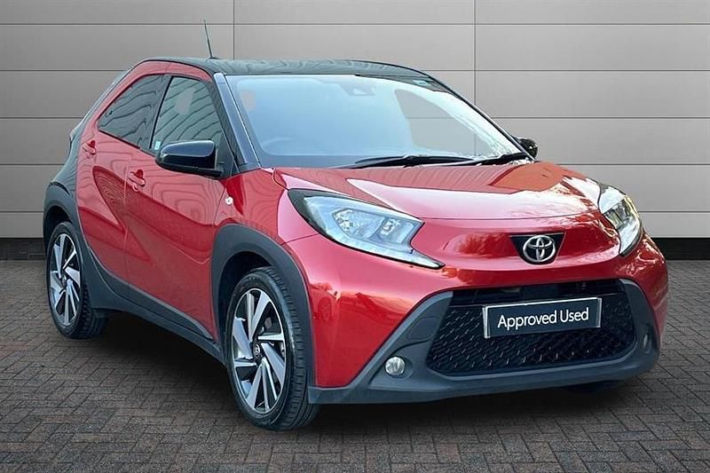 Used Toyota Aygo X 72 HP (52 kW) 2022 Chilli red with black SUV