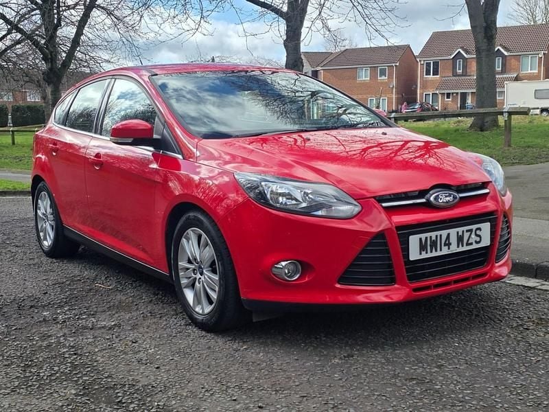 Used Ford Focus Titanium 125 HP (91 kW) 2014 Red Hatchback
