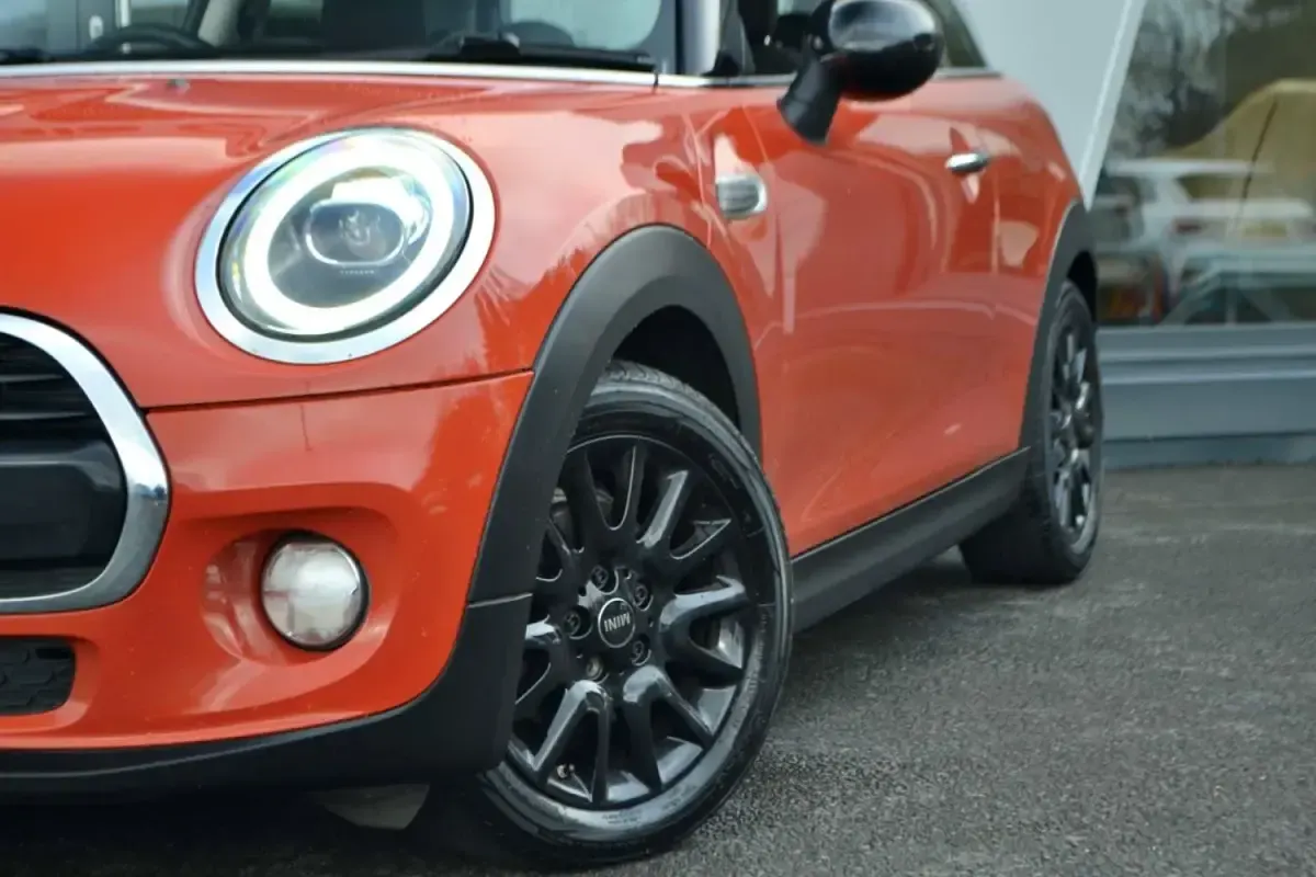 Używany Mini Cooper Classic 2019 Pomarańczowy Hatchback