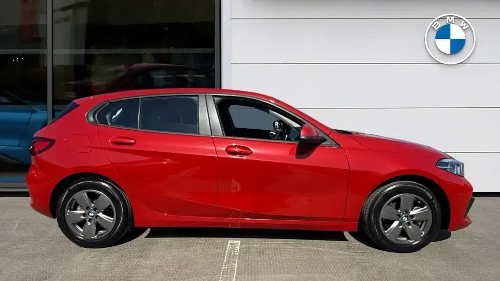 Used BMW 118 Sport Line 134 HP (98 kW) 2021 Red Hatchback