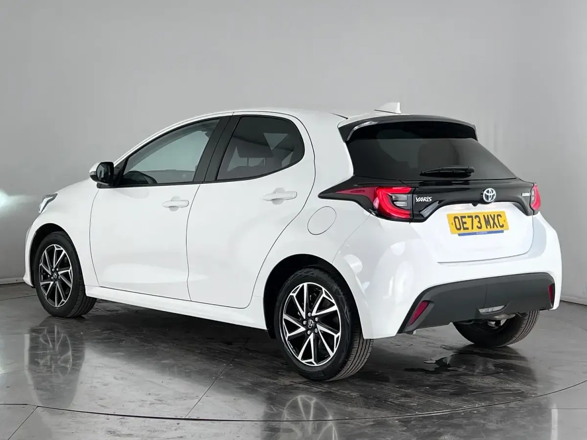 Begagnad Toyota Yaris Hybrid Design 2023 Vit Halvkombi