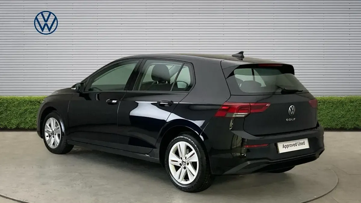 Second-hand VW Golf VIII Life 150 CP (110 kW) 2023 Negru Hatchback