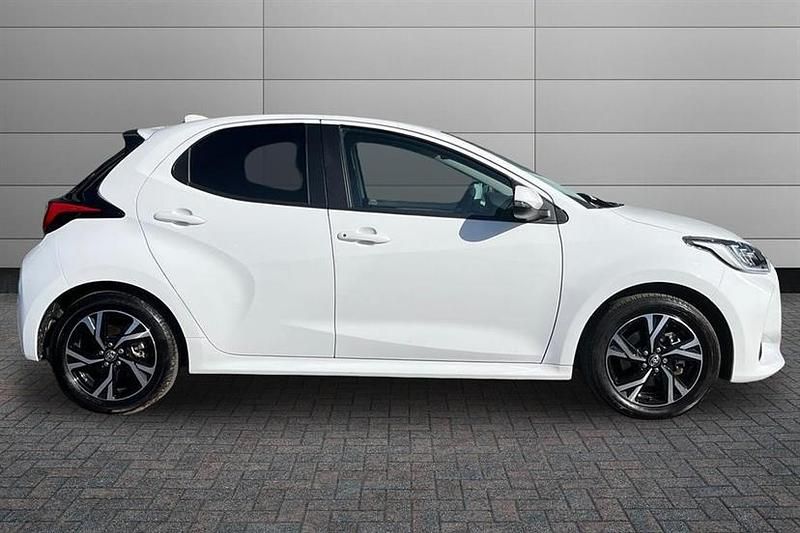 Used Toyota Yaris Hybrid Design 116 HP (85 kW) 2024 Pure white Hatchback