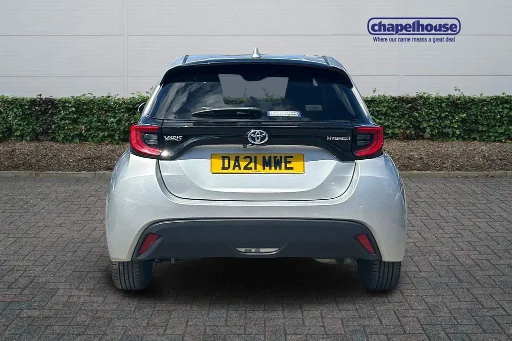 Used Toyota Yaris Design 91 HP (66 kW) 2021 Silver Hatchback