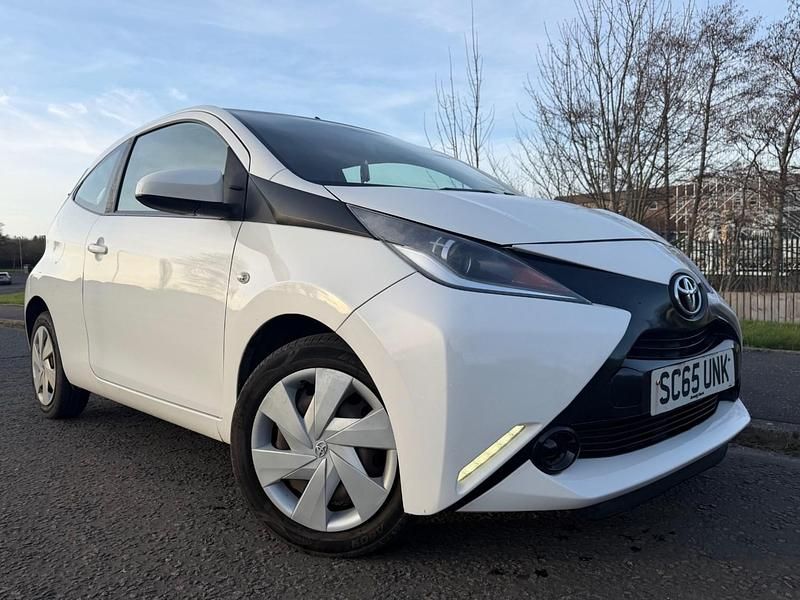 Used Toyota Aygo X-play 69 HP (50 kW) 2015 White Hatchback
