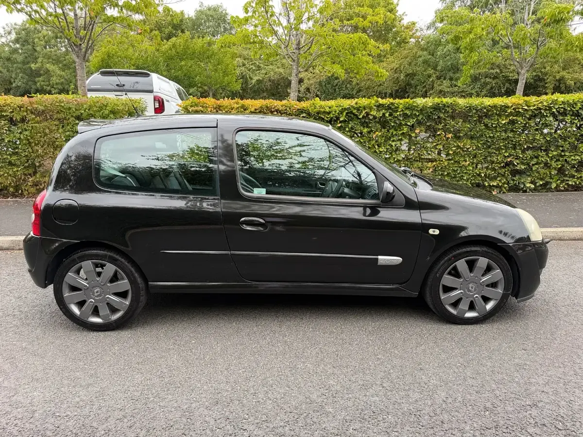 Used Renault Clio 182 HP (133 kW) 2004 Black Hatchback