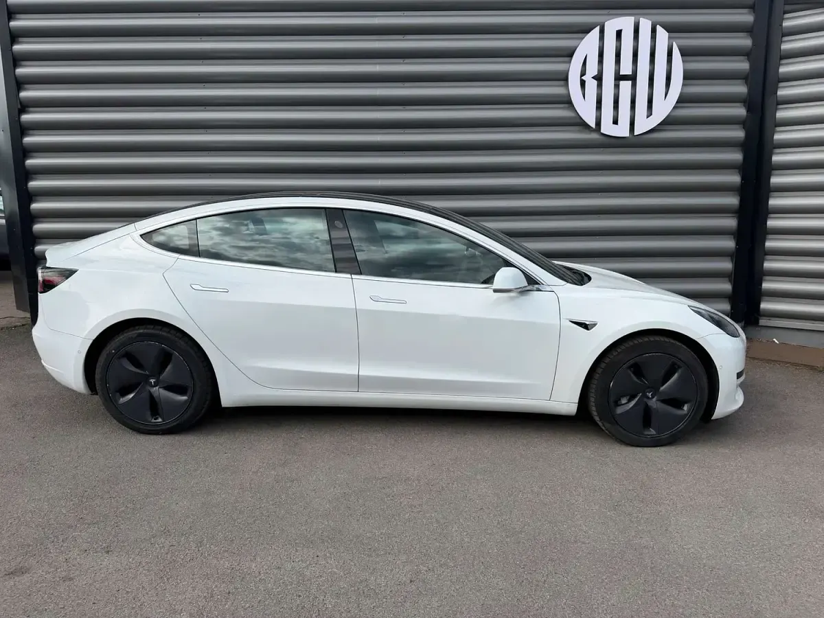 Used Tesla Model 3 Standard Range Plus 366 kW (498 HP) 2019 White Sedan