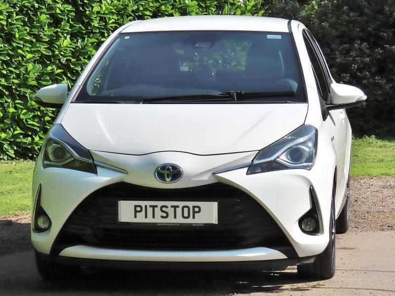 Super white Used 2019 Toyota Yaris Hybrid Hatchback | £13,800 (Fair price) - Image 1/3