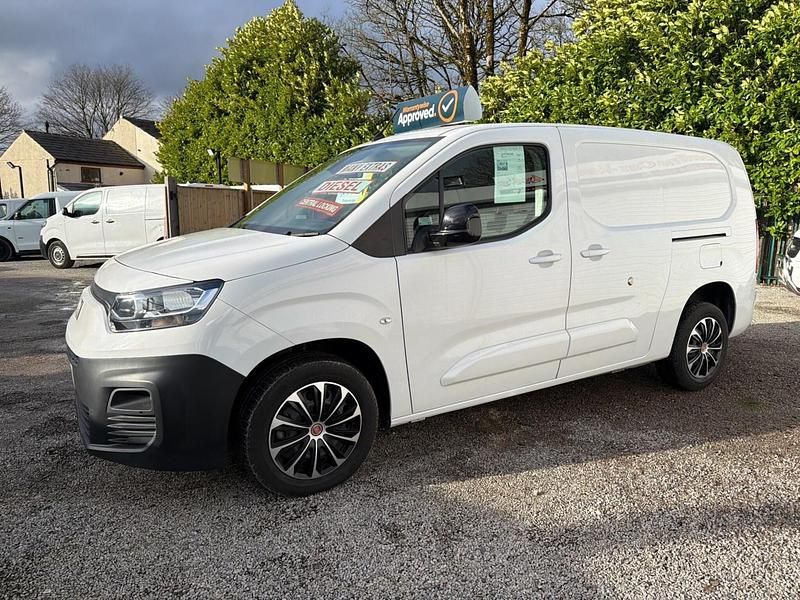 Begagnad Fiat Doblò S 2023 Vit Minibuss