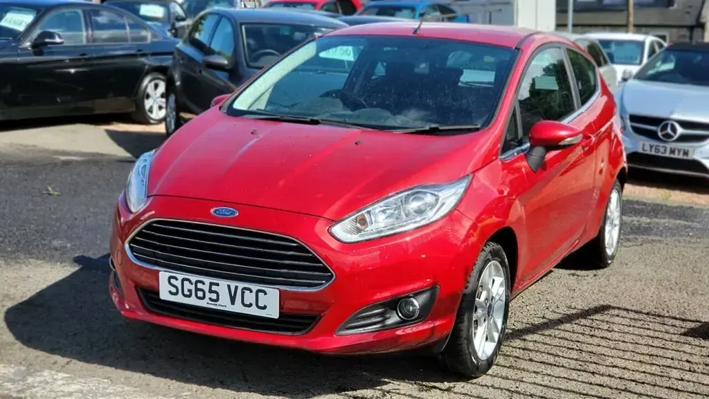 Usado Ford Fiesta Zetec 82 CV (60 kW) 2015 Rojo Utilitario