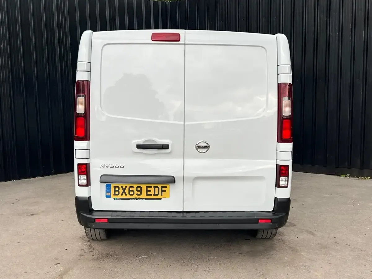 Used Nissan NV300 Tekna 125 HP (91 kW) 2019 White Van
