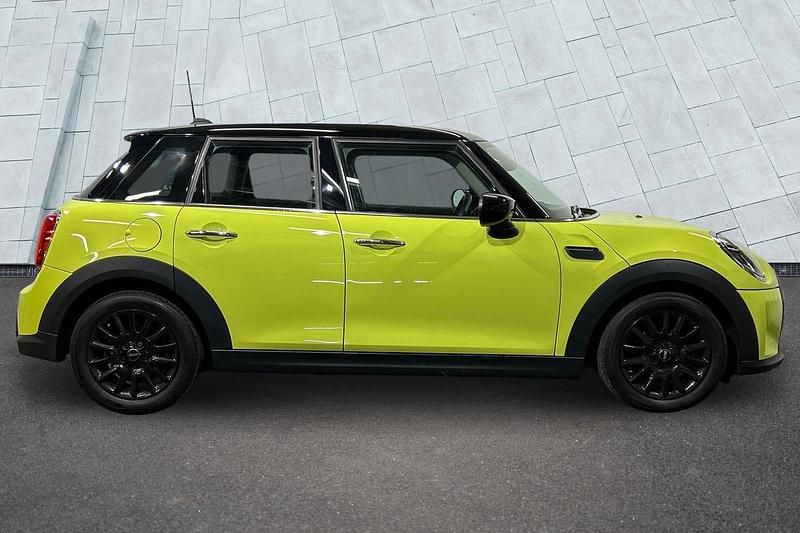 Used Mini Cooper Classic 134 HP (98 kW) 2022 Yellow Hatchback