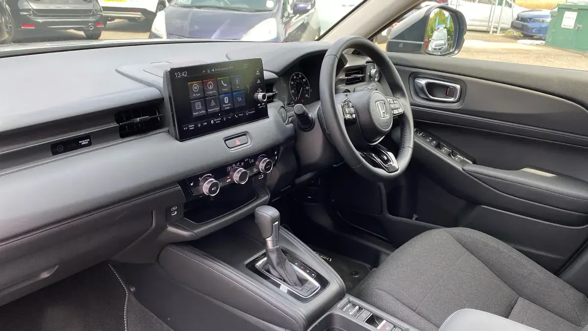 Used Honda HR-V Elegance 131 HP (96 kW) 2026 Premium  urban grey SUV
