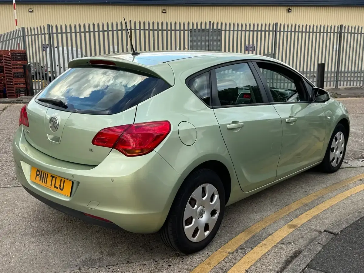 Used Vauxhall Astra 113 HP (83 kW) 2011 Green Hatchback