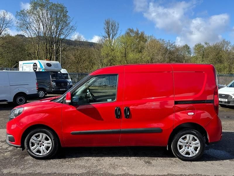 Used Fiat Doblò 95 HP (69 kW) 2018 Red MPV