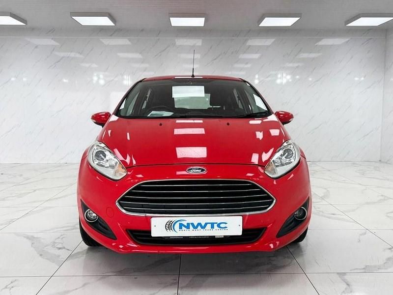 Usado Ford Fiesta Zetec 82 HP (60 kW) 2014 Vermelho Citadino