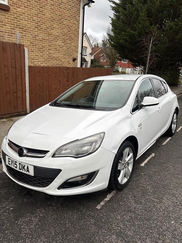 Used Vauxhall Astra SRi 115 HP (84 kW) 2015 White Hatchback