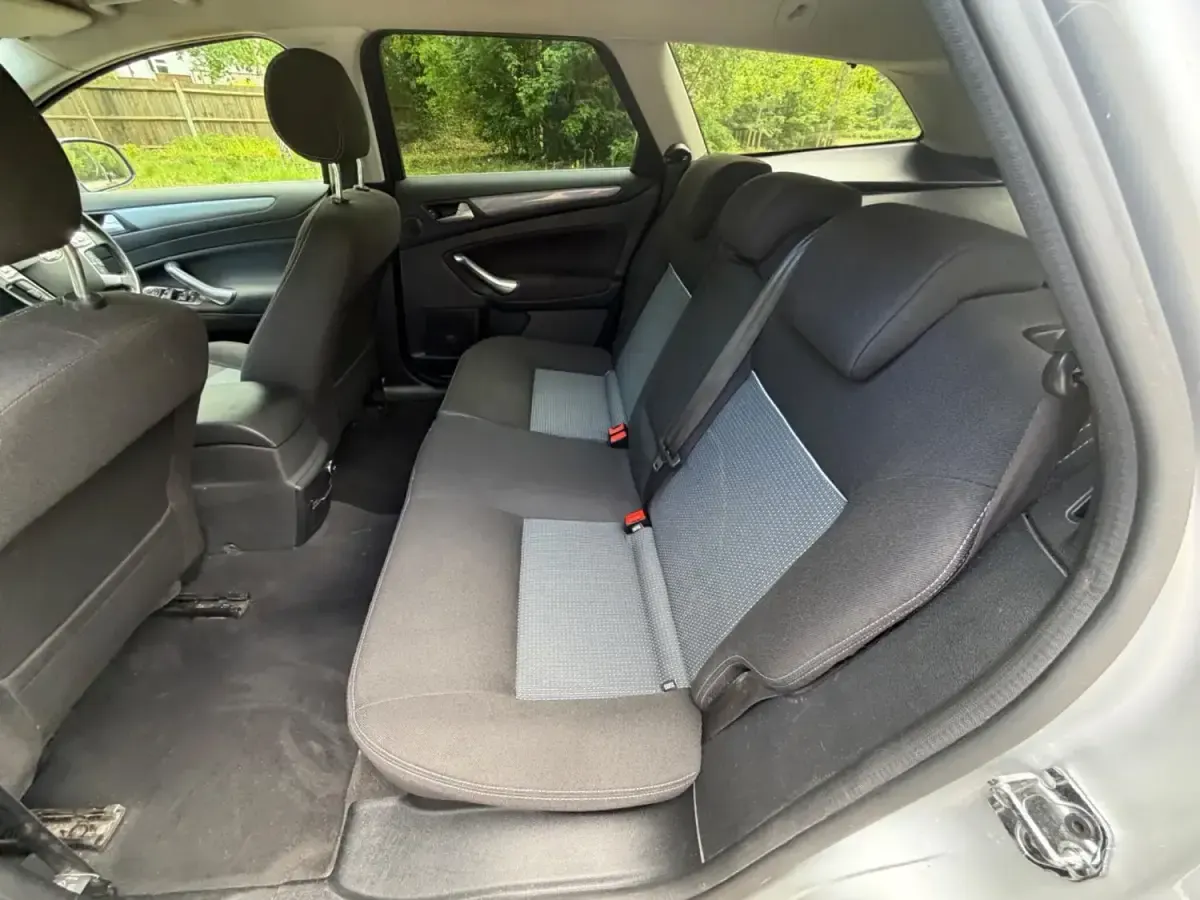 Usado Ford Mondeo Business Edition 163 HP (119 kW) 2013 Prateado Carrinha