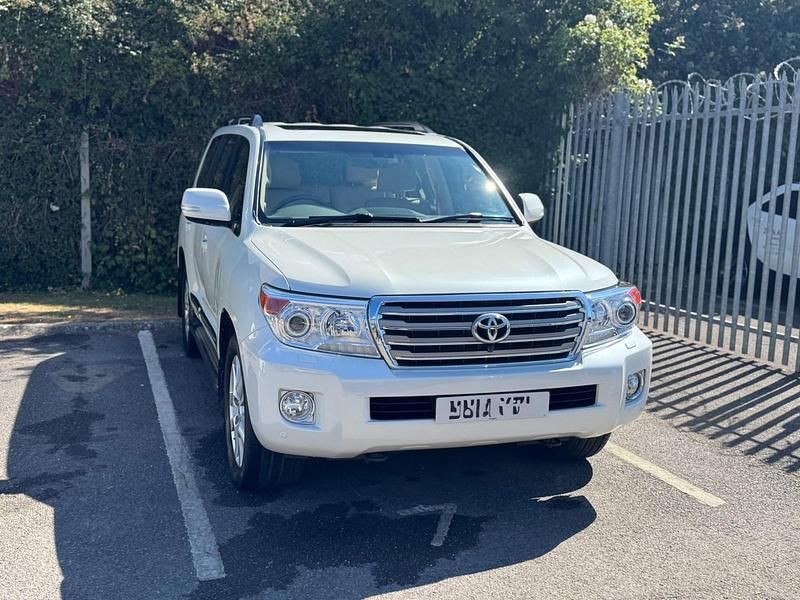 Used Toyota Land Cruiser 268 HP (197 kW) 2014 White Estate