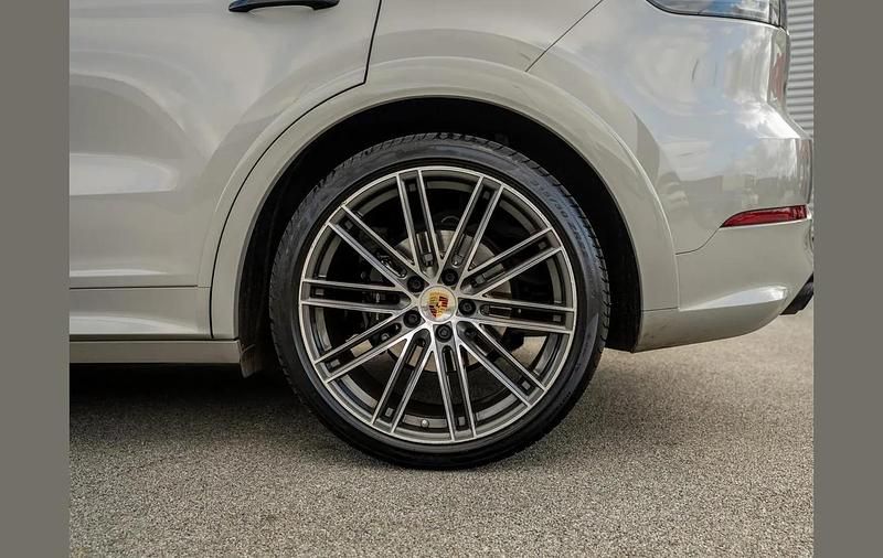 Used Porsche Cayenne S Platinum Edition 434 HP (319 kW) 2022 Grey SUV