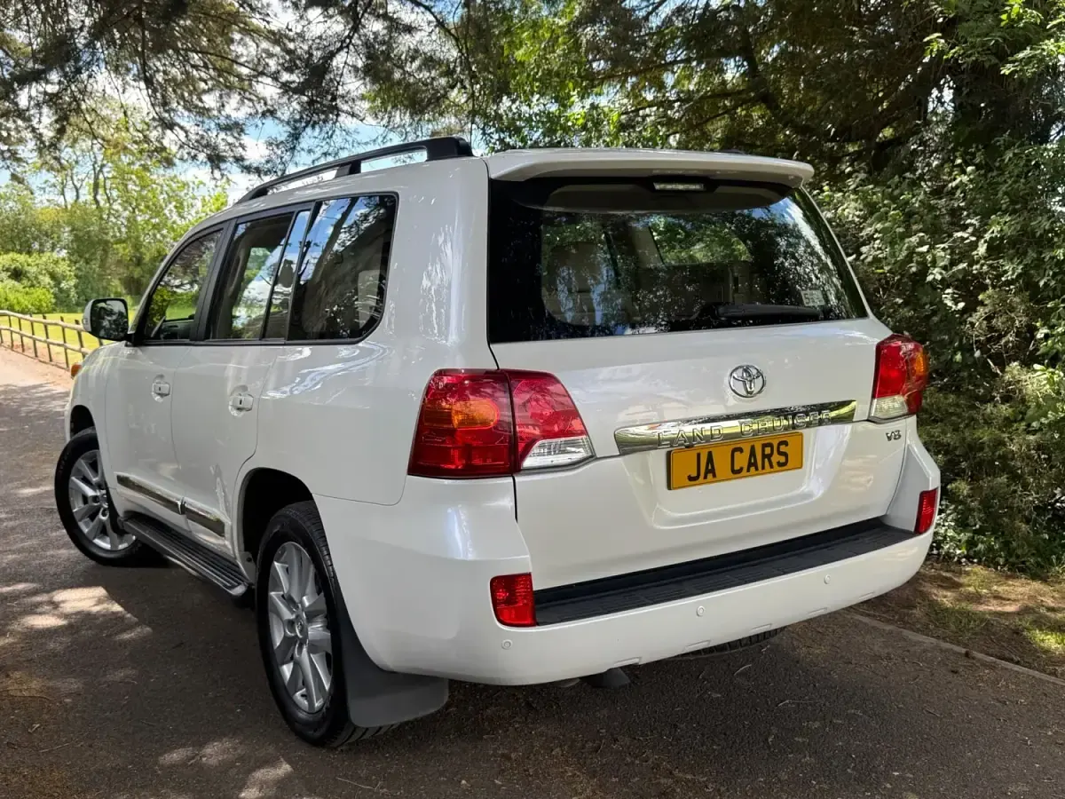 Usado Toyota Land Cruiser 268 HP (197 kW) 2014 Branco Carrinha
