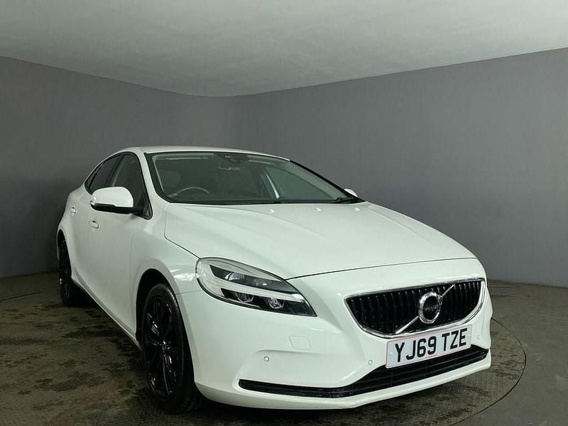 White Used 2019 Volvo V40 Momentum Estate | £13,299 (Fair price) - Image 1/2