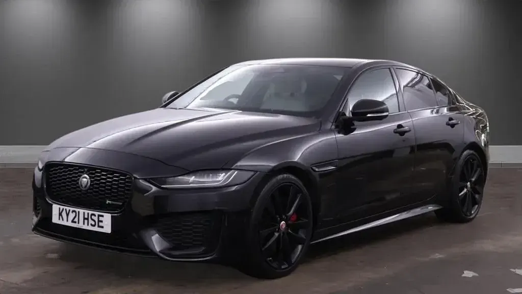 Käytetty Jaguar XE R-Dynamic 204 HP (150 kW) 2021 Musta Sedan