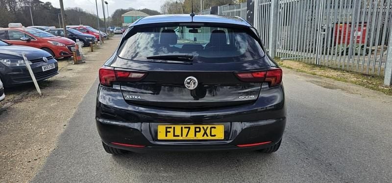 Begagnad Vauxhall Astra Design Edition 108 HK (79 kW) 2017 Svart Halvkombi