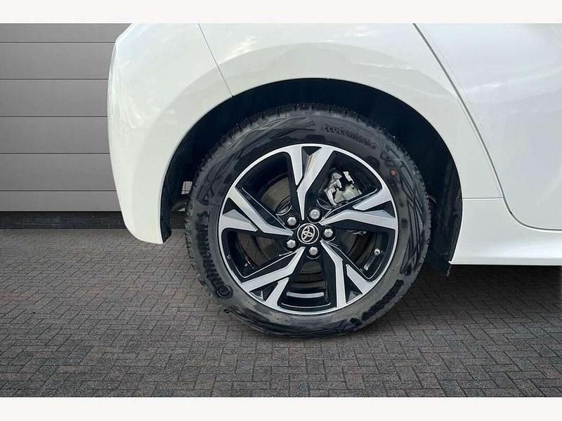 Used Toyota Yaris Hybrid Design 116 HP (85 kW) 2024 White Hatchback
