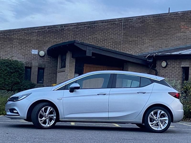 Used Vauxhall Astra SRi 105 HP (77 kW) 2017 Silver Hatchback