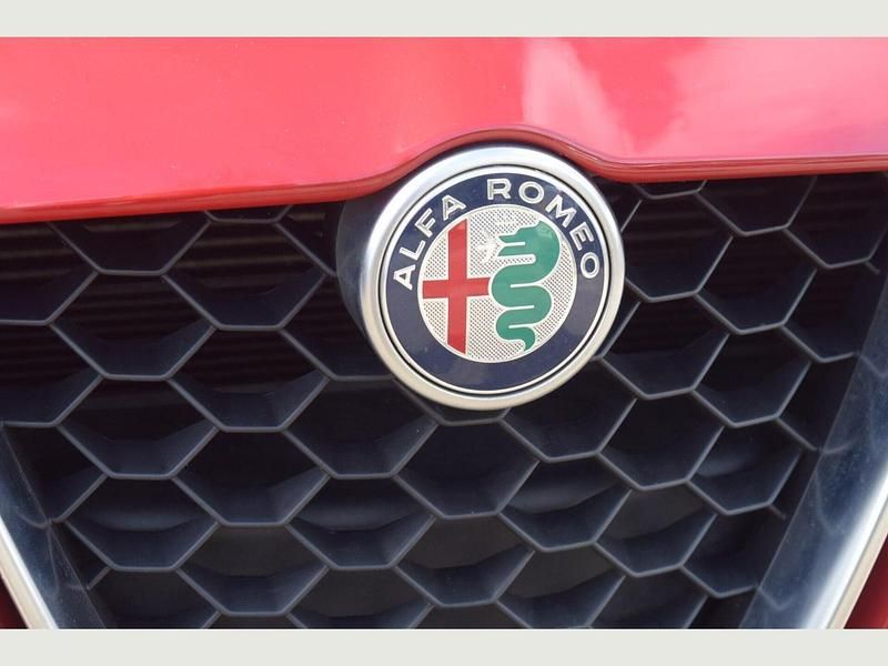Begagnad Alfa Romeo Giulia Lusso 187 HK (137 kW) 2021 Röd Sedan