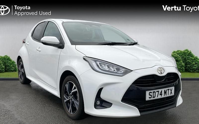 Used 2025 Toyota Yaris Hybrid Design Hatchback | £19,550 (Good price) - Image 1/4