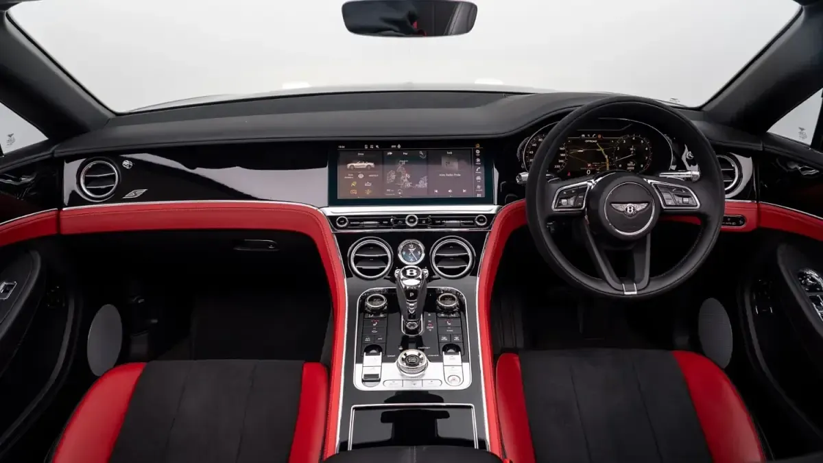 Begagnad Bentley Continental 550 HK (404 kW) 2022 Svart Cab