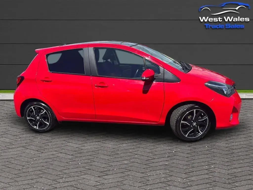 Used Toyota Yaris Sport 99 HP (72 kW) 2015 Red Hatchback