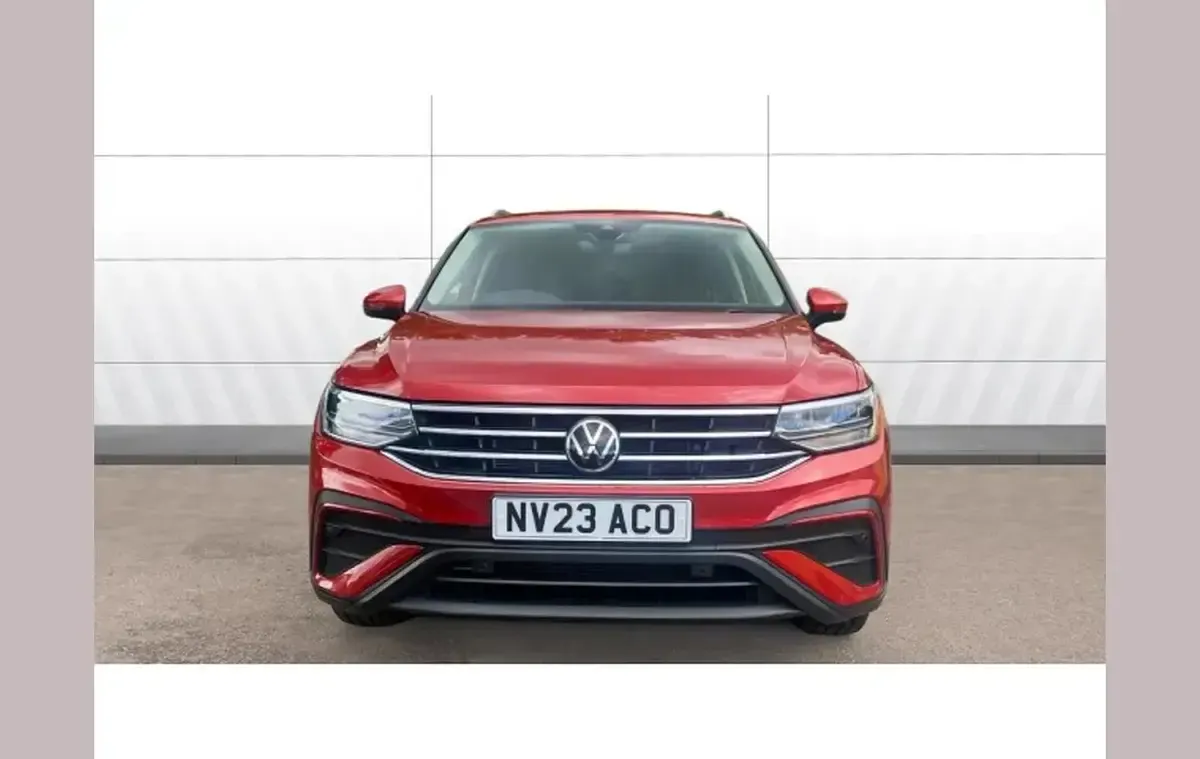 Used VW Tiguan Allspace Life 150 HP (110 kW) 2023 Red SUV