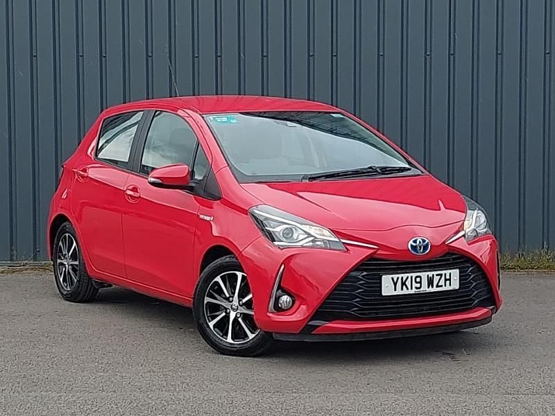 Used Toyota Yaris Hybrid 100 HP (73 kW) 2019 Red Hatchback