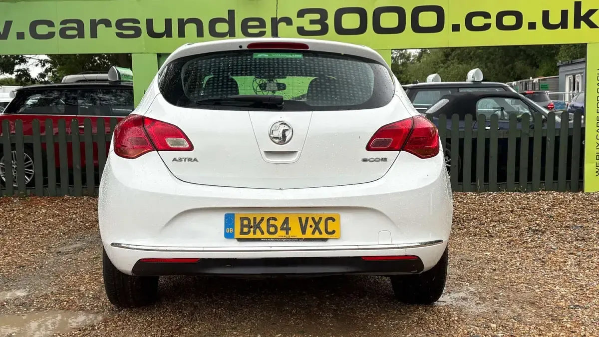 Used Vauxhall Astra Design Edition 136 HP (100 kW) 2014 White Hatchback