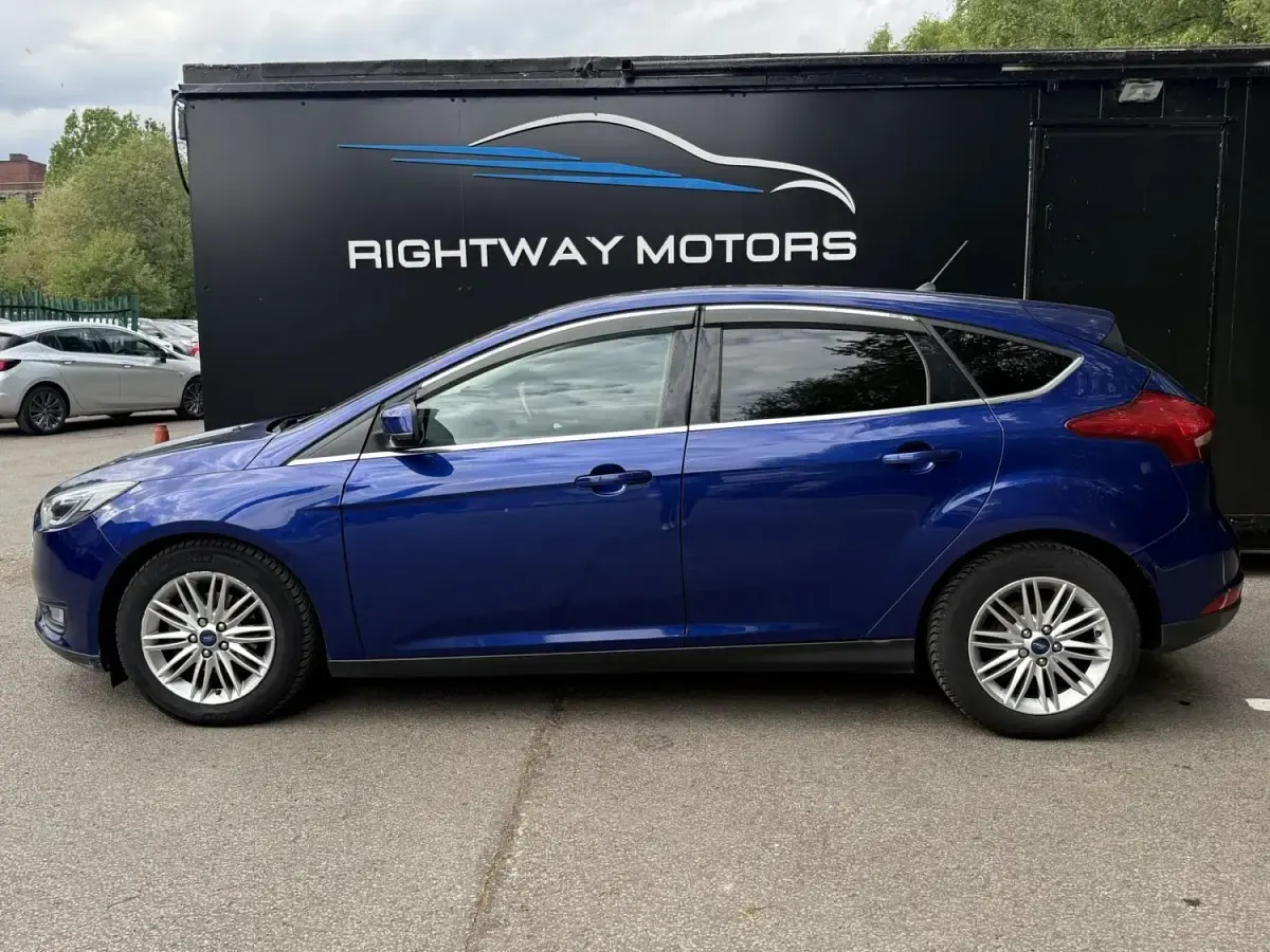 Begagnad Ford Focus Zetec 125 HK (91 kW) 2017 Blå Halvkombi