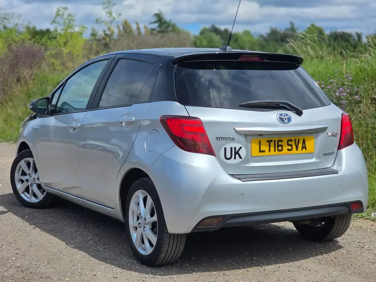 Used Toyota Yaris 100 HP (73 kW) 2016 Silver Hatchback