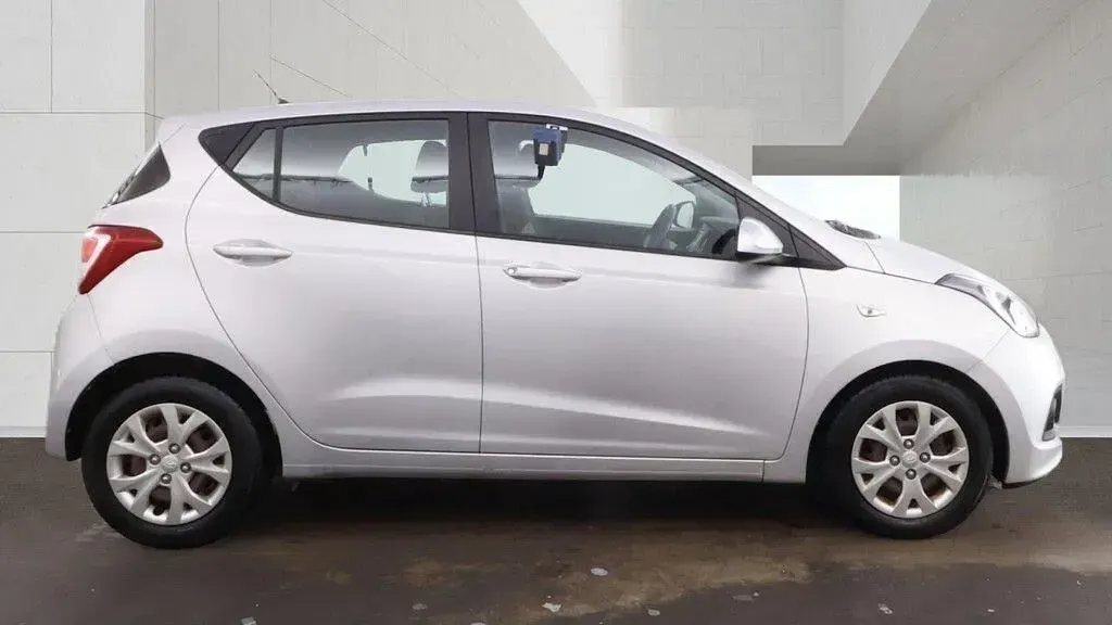 Used Hyundai i10 SE 67 HP (49 kW) 2015 Silver Hatchback
