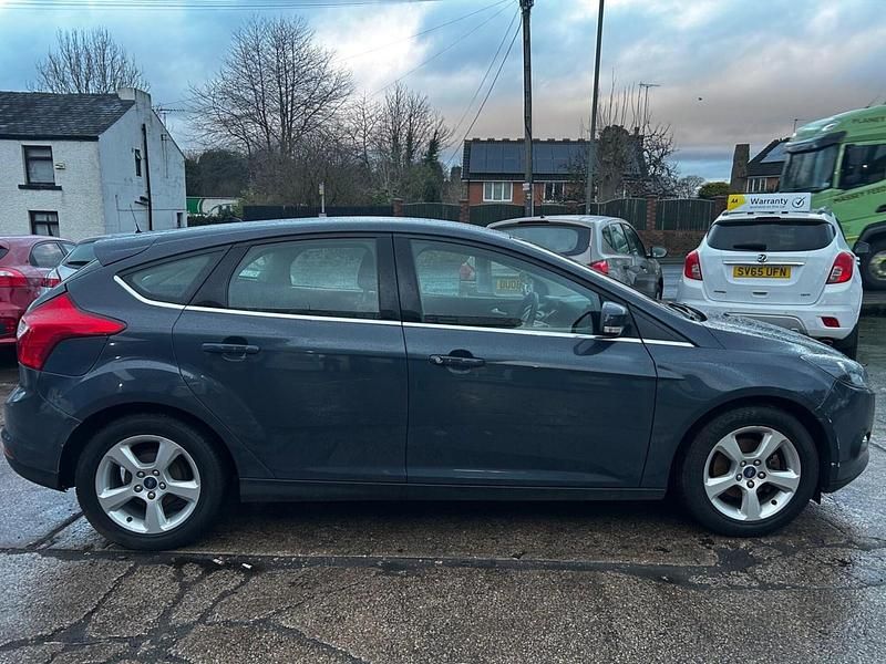 Usado Ford Focus Zetec 2014 Cinzento Citadino