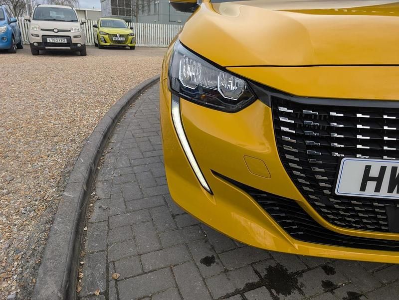 Used Peugeot 208 Allure Premium 100 HP (73 kW) 2021 Yellow Hatchback